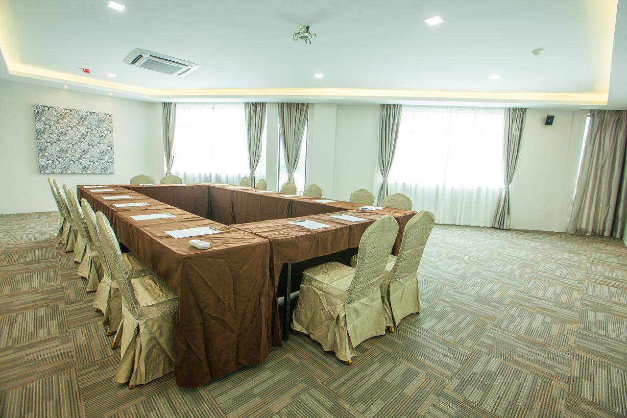 Bzz Hotel Skudai Exterior photo