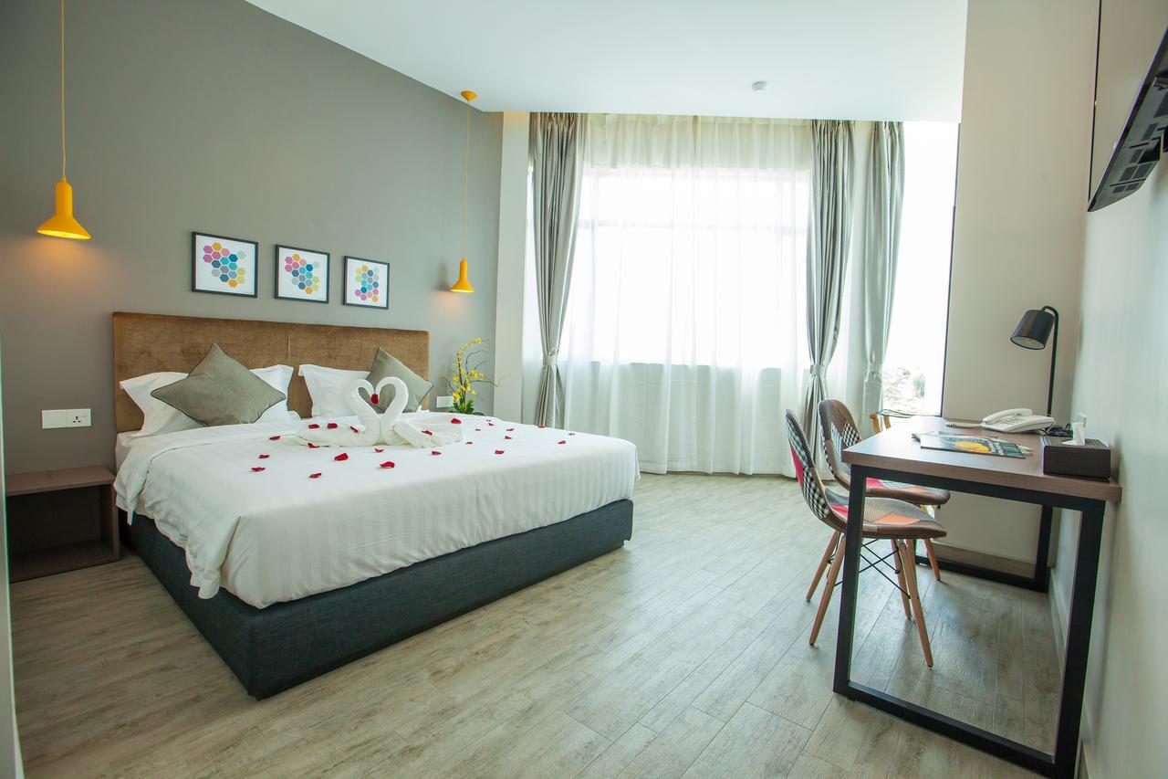 Bzz Hotel Skudai Exterior photo